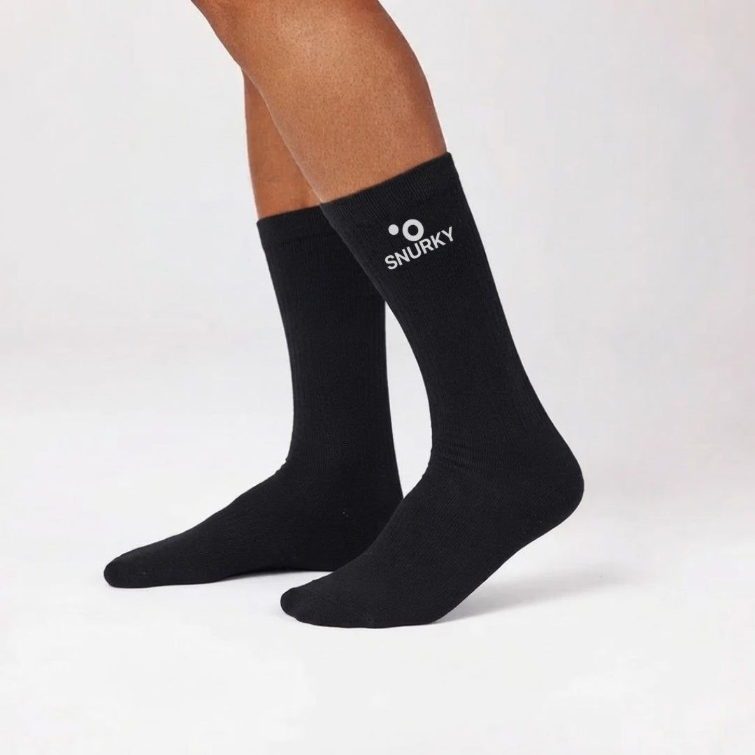 Person trägt bequeme Snurky Thermo-Socken als warme Haussocken zu Hause