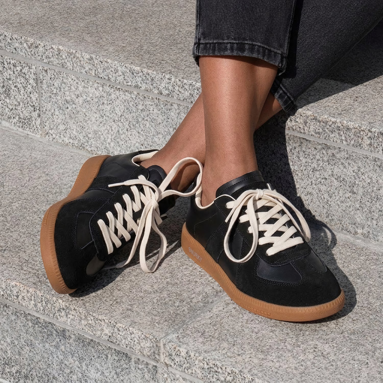 SNURKY GAT Vintage Sneaker Schwarz/Gum am Fuß – getragen