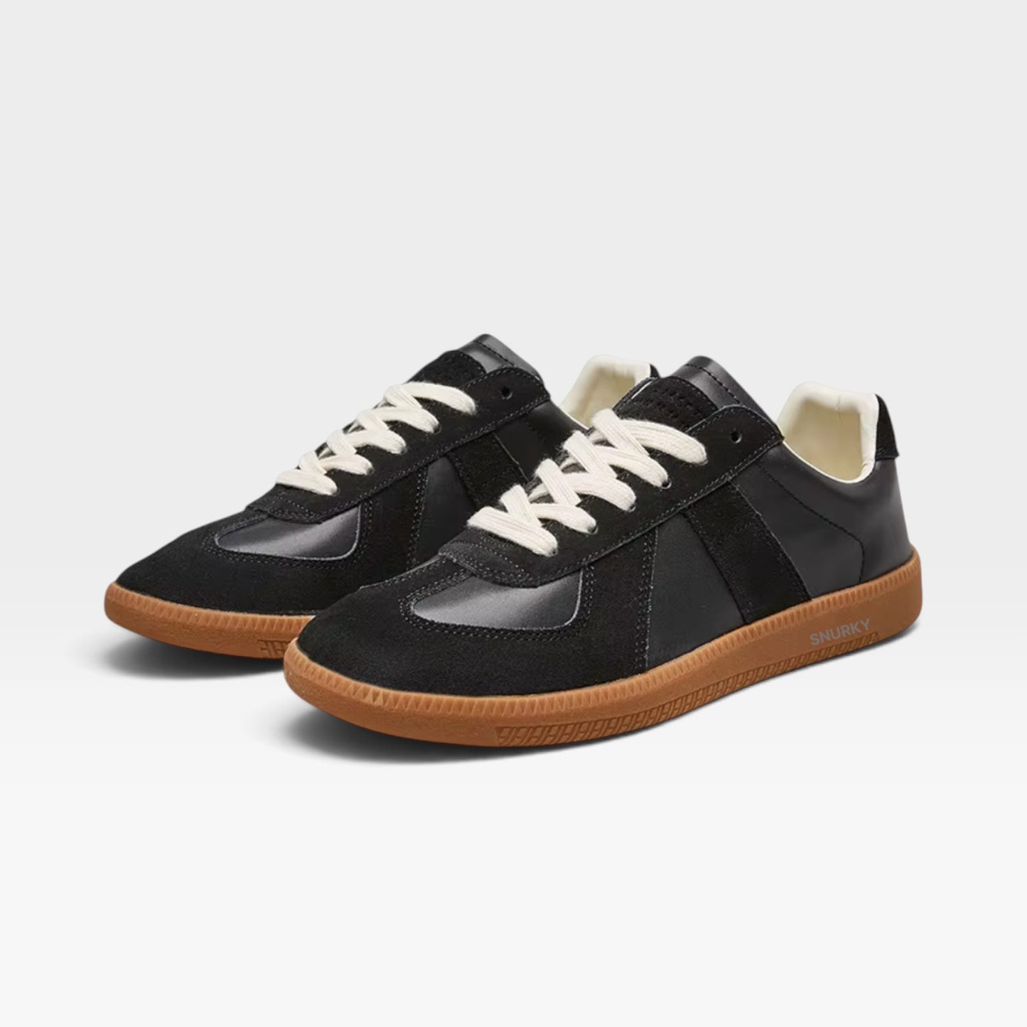 SNURKY GAT Vintage Sneaker Schwarz/Gum – beide Schuhe