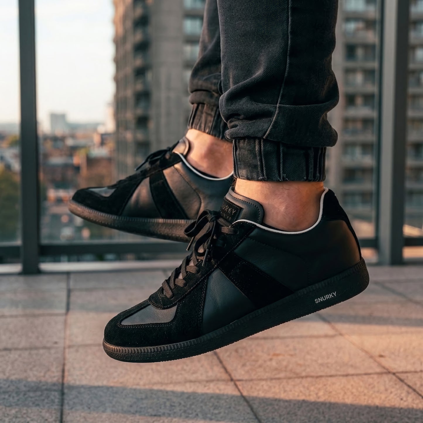 SNURKY GAT Vintage Sneaker Schwarz/Schwarz am Fuß – getragen