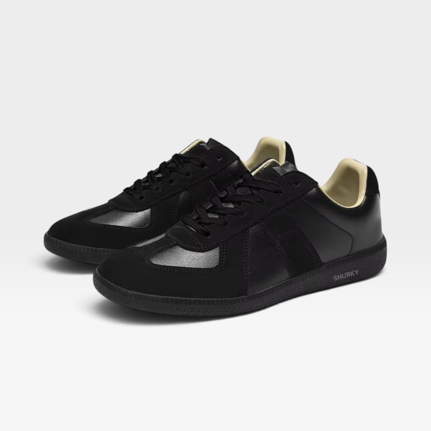 SNURKY GAT Vintage Sneaker Schwarz/Schwarz – beide Schuhe