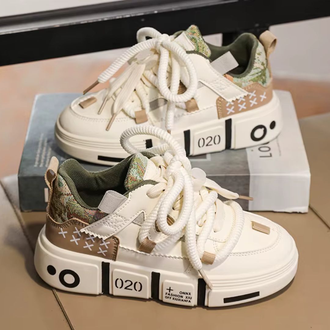 Snurky 020 Kinder Sneaker weiß mit beigen Akzenten – Seitenansicht mit ergonomischer Passform und breiter Zehenbox