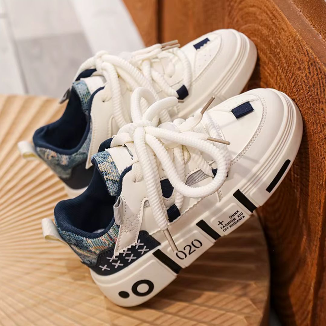 Snurky 020 Kinder Sneaker weiß mit blau Details – getragen im Alltag, komfortabel mit breiter Zehenbox