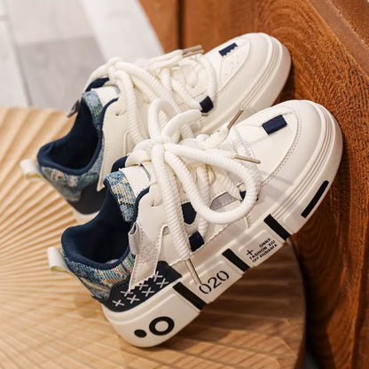 Snurky 020 Kinder Sneaker weiß mit blau Details – getragen im Alltag, komfortabel mit breiter Zehenbox