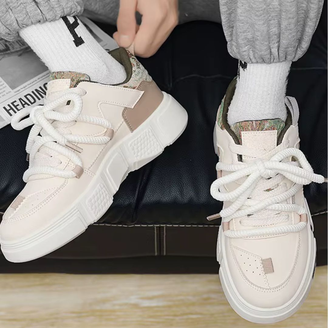 Snurky 020 weiße Sneaker mit beigen Akzenten – getragen im Alltag, vielseitig kombinierbar