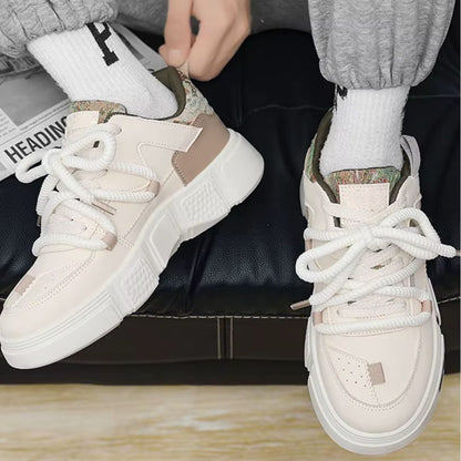 Snurky 020 weiße Sneaker mit beigen Akzenten – getragen im Alltag, vielseitig kombinierbar