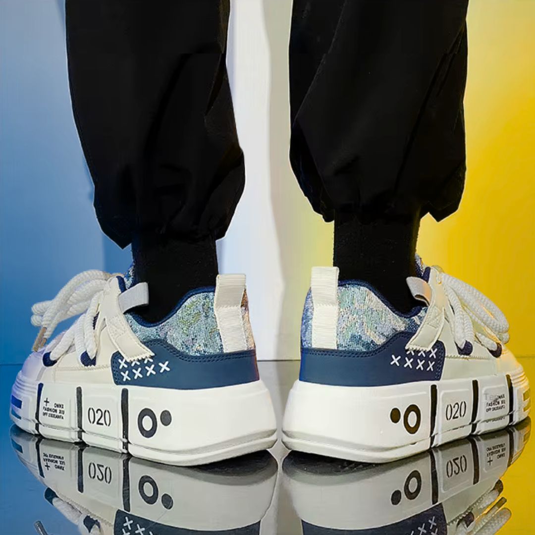 Snurky 020 weiße Sneaker mit blauen Details – getragen im Alltag, vielseitig kombinierbar