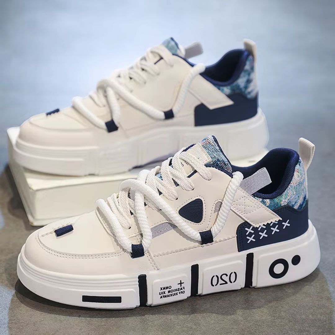 Snurky 020 weiße Sneaker mit blauem Akzent – Seitenansicht, stylisch und bequem