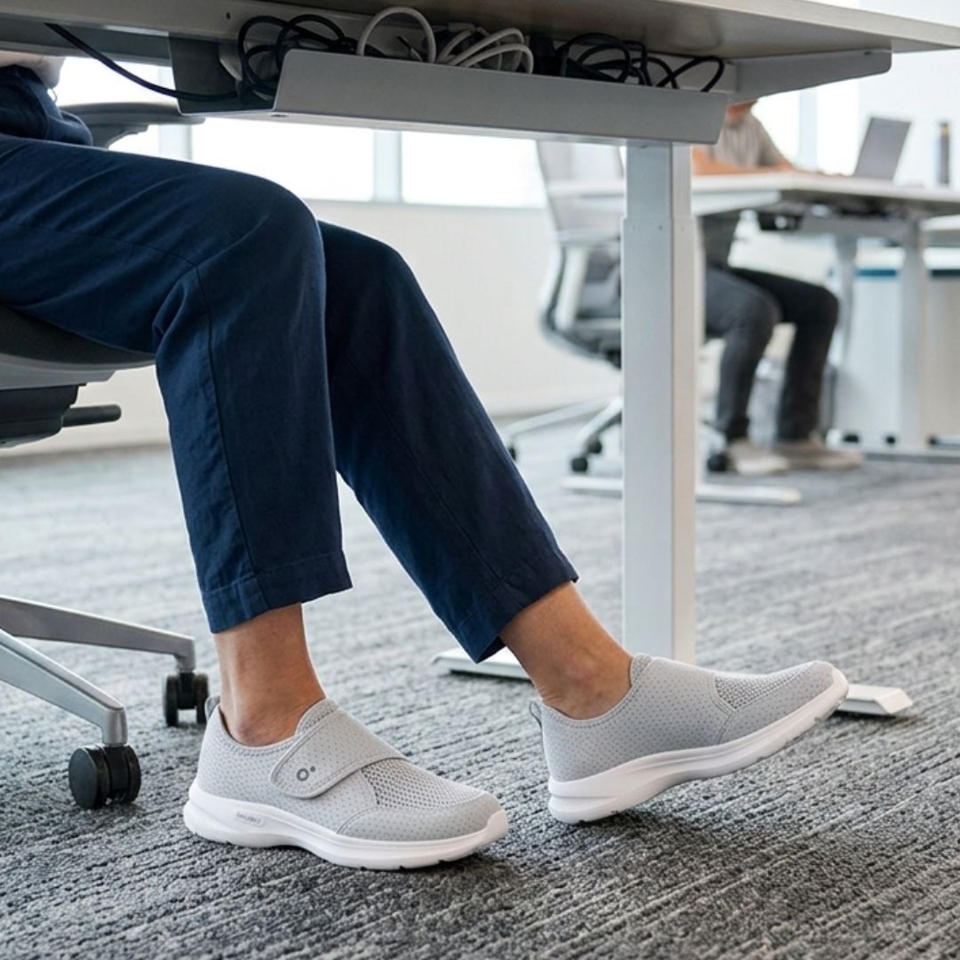 Frau trägt Snurky 360 Komfortschuhe im Büro ganztägiger Komfort