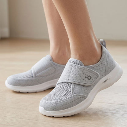 Frau trägt Snurky 360 orthopädische Komfortschuhe beim Spaziergang