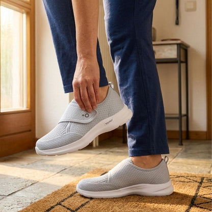Mann trägt Snurky 360 orthopädische Komfortschuhe beim Spaziergang