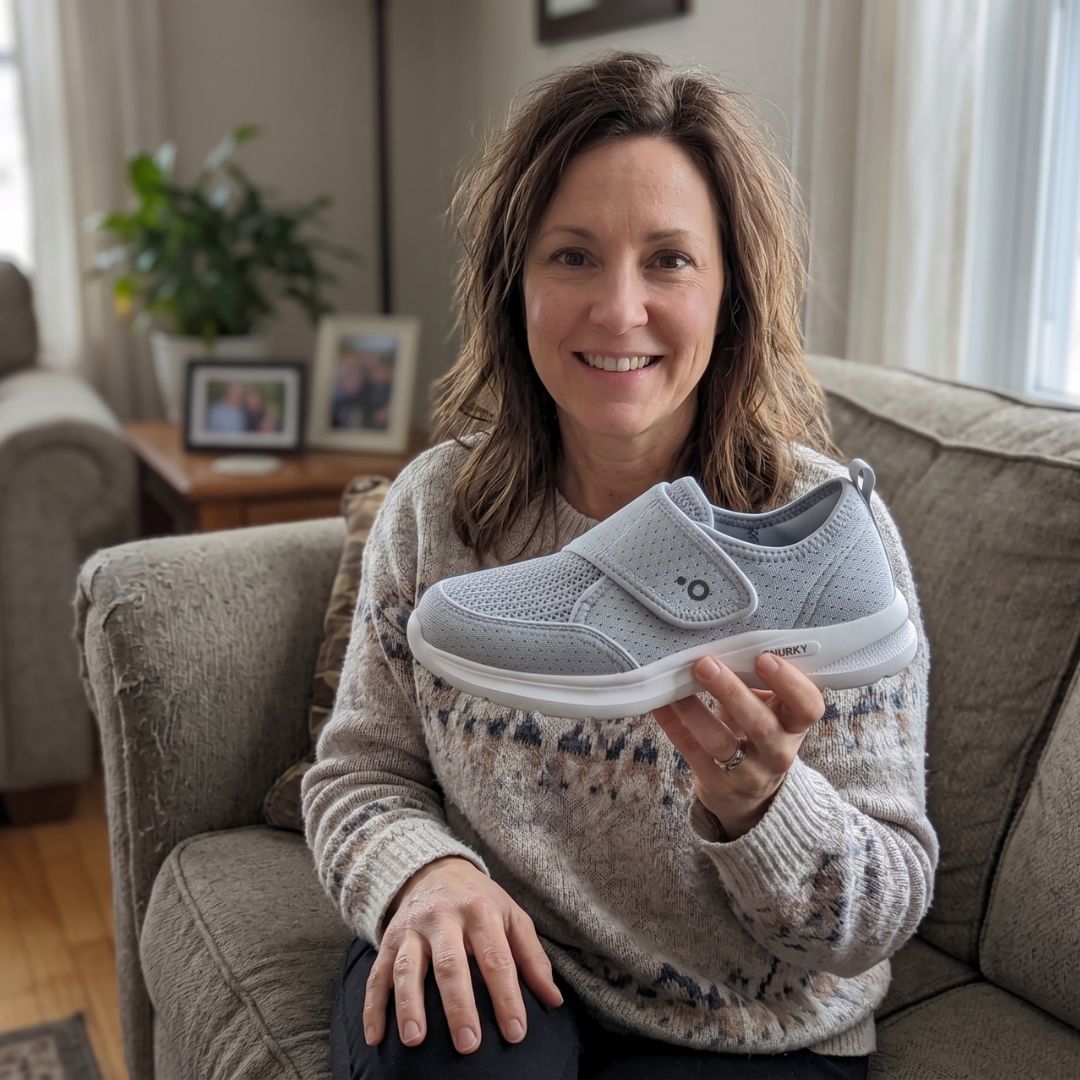 Zufriedene Kundin trägt Snurky 360 orthopädische Komfortschuhe — 5 Sterne Bewertung